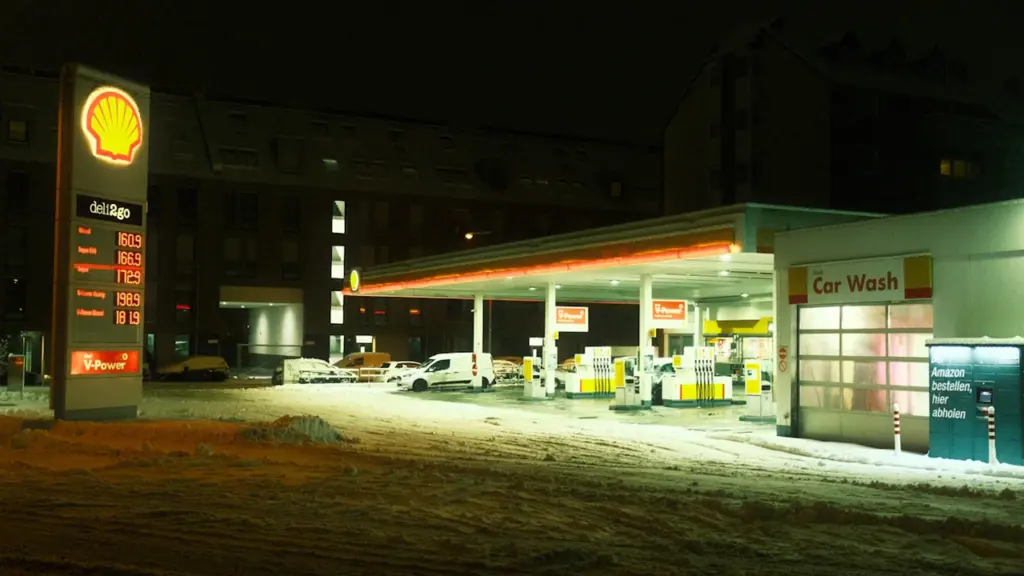 Degvielas uzpildes stacija naktī, kad benzīna cenas ir aktuāls jautājums autovadītājiem.