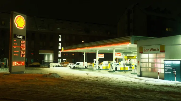 Degvielas uzpildes stacija naktī, kad benzīna cenas ir aktuāls jautājums autovadītājiem.