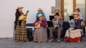Mūziķi tautastērpos uzstājas pilsētas laukumā, popularizējot tradicionālo kultūru un latviskās dzīvesziņas mantojumu.