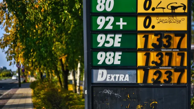Degvielas cenas Latvijā 2026. gada augustā: kā optimizēt izmaksas
