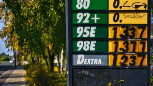 Degvielas uzpildes stacijas cenu zīme ar dīzeļdegvielas un benzīna cenām Latvijā.