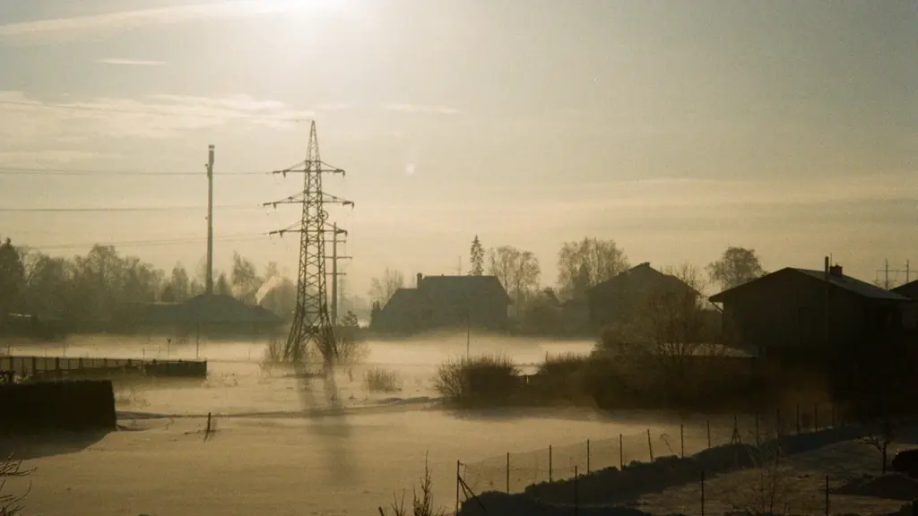 Augstsprieguma elektrības līnijas sniegotā ainavā Latvijā enerģētikas tēmas ilustrācijai.