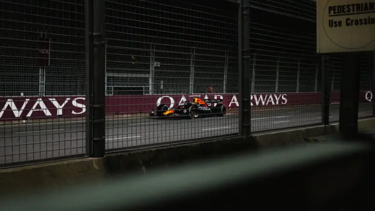 Formula 1 sacīkšu auto ātrumā Nīderlandes trases posmā Zandvortā