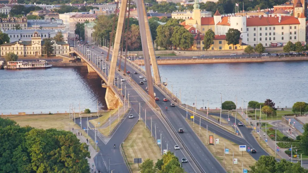 Skats no augšas uz Rīgas tiltiem un pilsētas centru pāri Daugavas upei