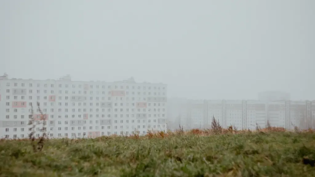 Pelēka un miglaina Rīgas ēka oktobra vēlās rudens dienās pirms sala iestāšanās.