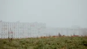 Pelēka un miglaina Rīgas ēka oktobra vēlās rudens dienās pirms sala iestāšanās.