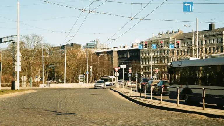 Iela ar satiksmi un sabiedriskā transporta autobusu Rīgas centrā dienas laikā.