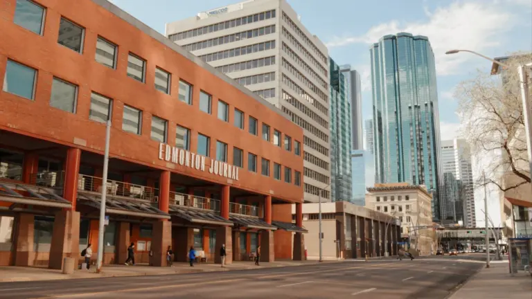 Alberta ielas arhitektūra: Rīgas jūgendstila ēku fasādes ar dekoratīvām detaļām un ornamentiem.